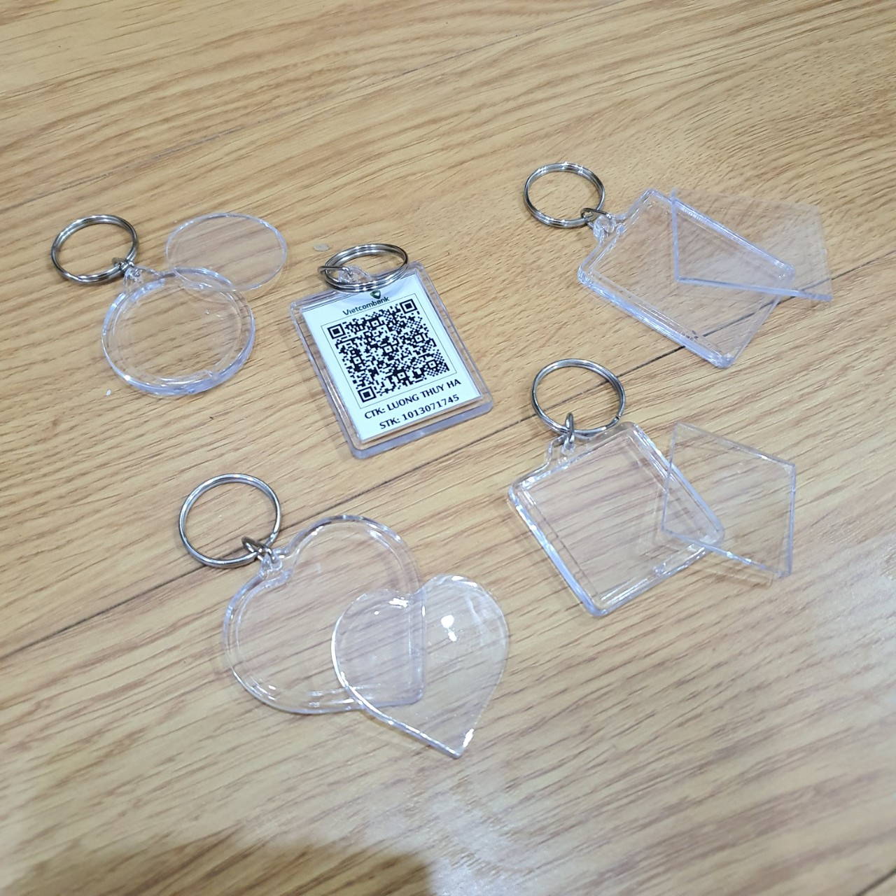Phôi móc khóa mica. Móc khóa in hình. in mã QR code