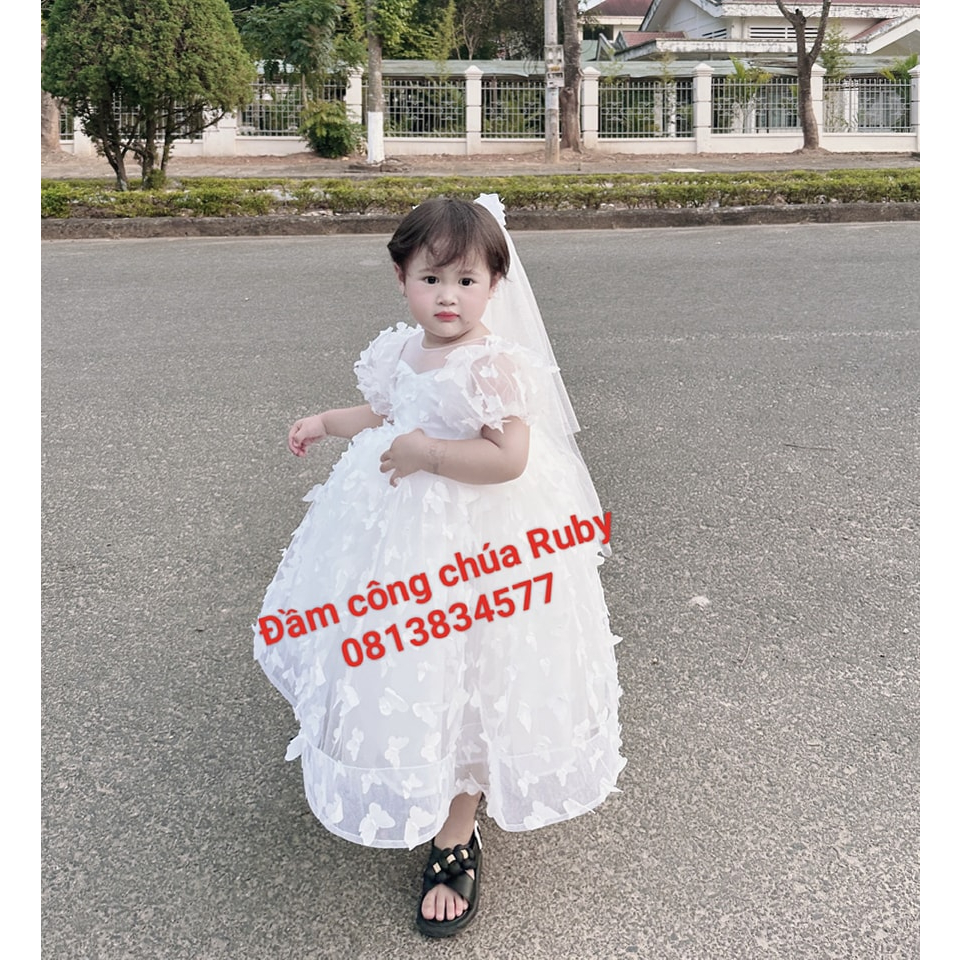 Đầm cô dâu ren cánh bướm kèm lup cài đầu