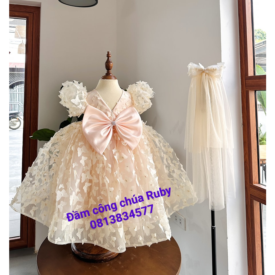 Đầm cô dâu ren cánh bướm kèm lup cài đầu