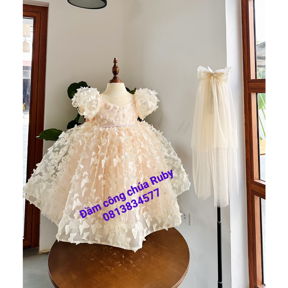 Đầm cô dâu ren cánh bướm kèm lup cài đầu