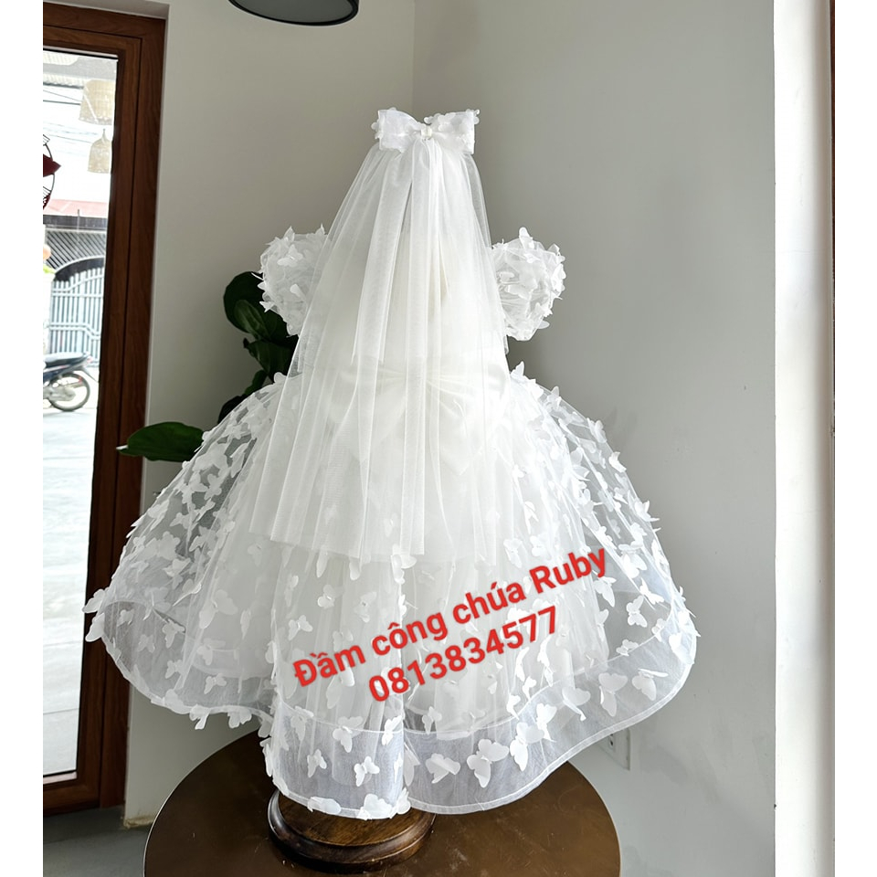 Đầm cô dâu ren cánh bướm kèm lup cài đầu