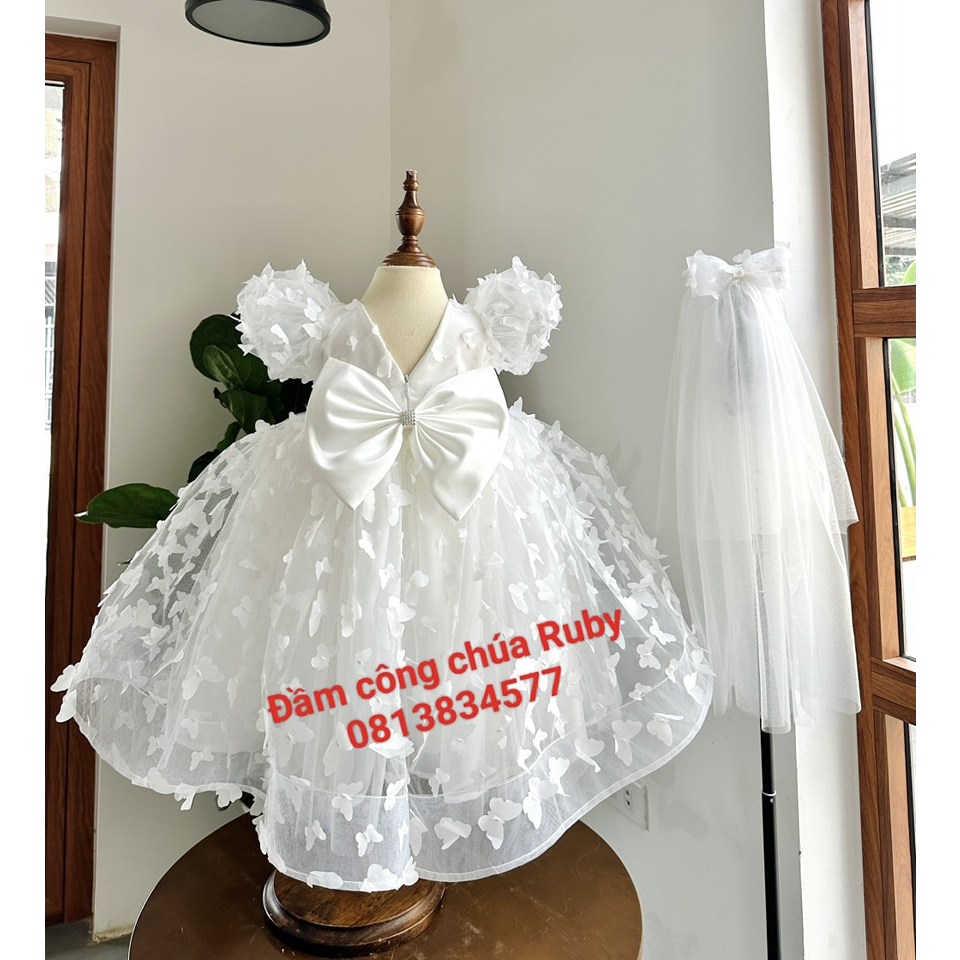 Đầm cô dâu ren cánh bướm kèm lup cài đầu