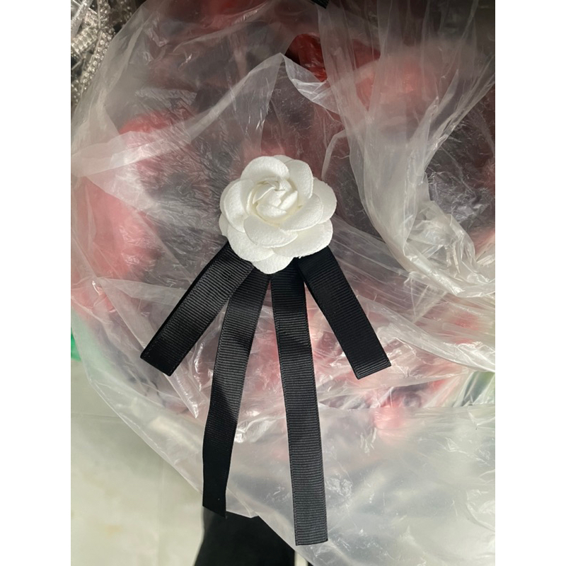 Tag hoa trà trắng cài áo, váy phối duy băng handmade