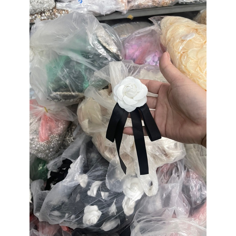 Tag hoa trà trắng cài áo, váy phối duy băng handmade