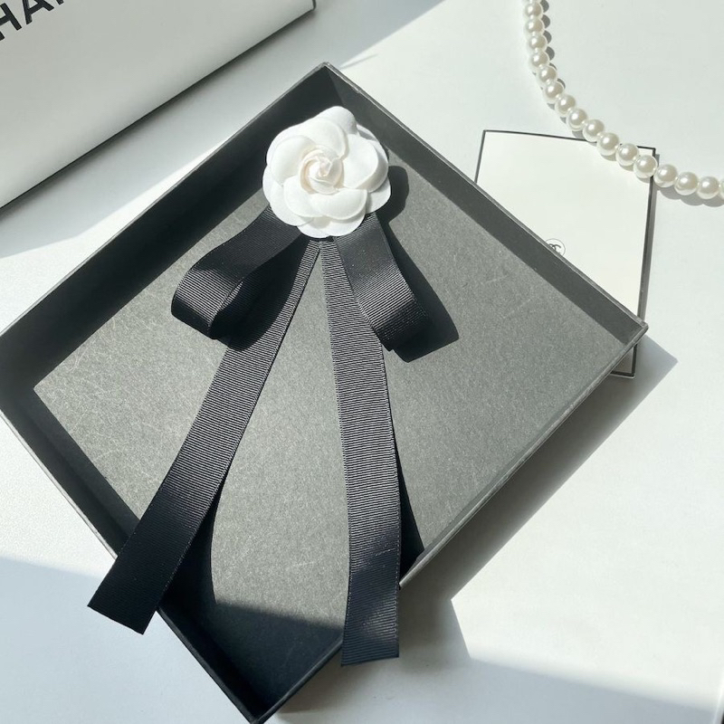 Tag hoa trà trắng cài áo, váy phối duy băng handmade