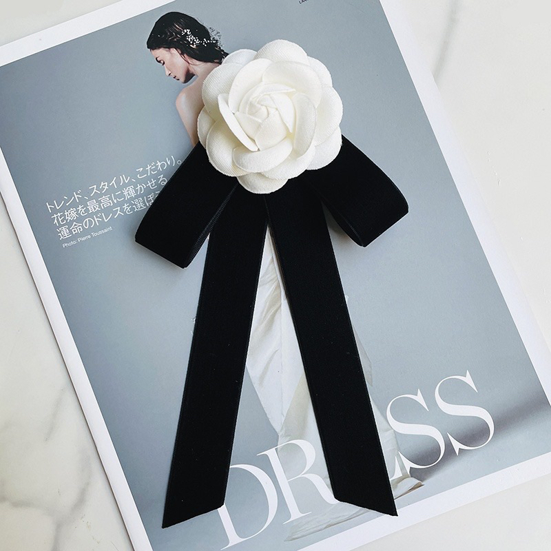 Tag hoa trà trắng cài áo, váy phối duy băng handmade