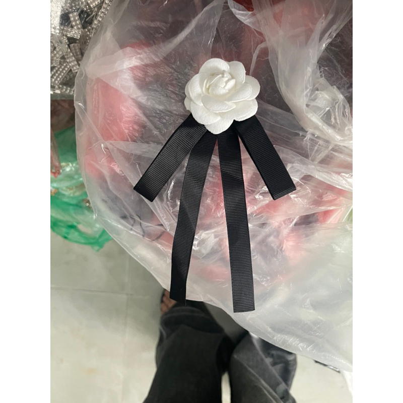 Tag hoa trà trắng cài áo, váy phối duy băng handmade