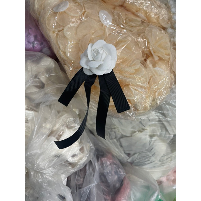 Tag hoa trà trắng cài áo, váy phối duy băng handmade