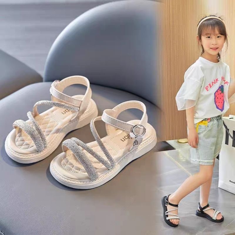 Sandal bé gái dép quai hậu cho bé đính đá sáng sang chân đen trắng quai chéo