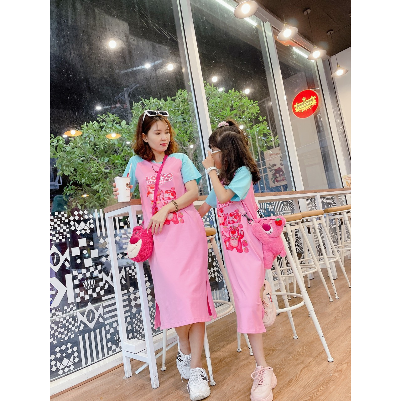 Đầm Mẹ Và Bé Gái In Hình Gấu Dâu HỒNG ĐẬM TAY XANH D09