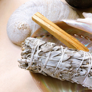 Xô trắng và thanh palo santo. dùng thanh tẩy, xông nhà,...