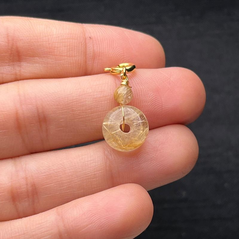 Charm treo khấu bình an thach anh tóc vàng