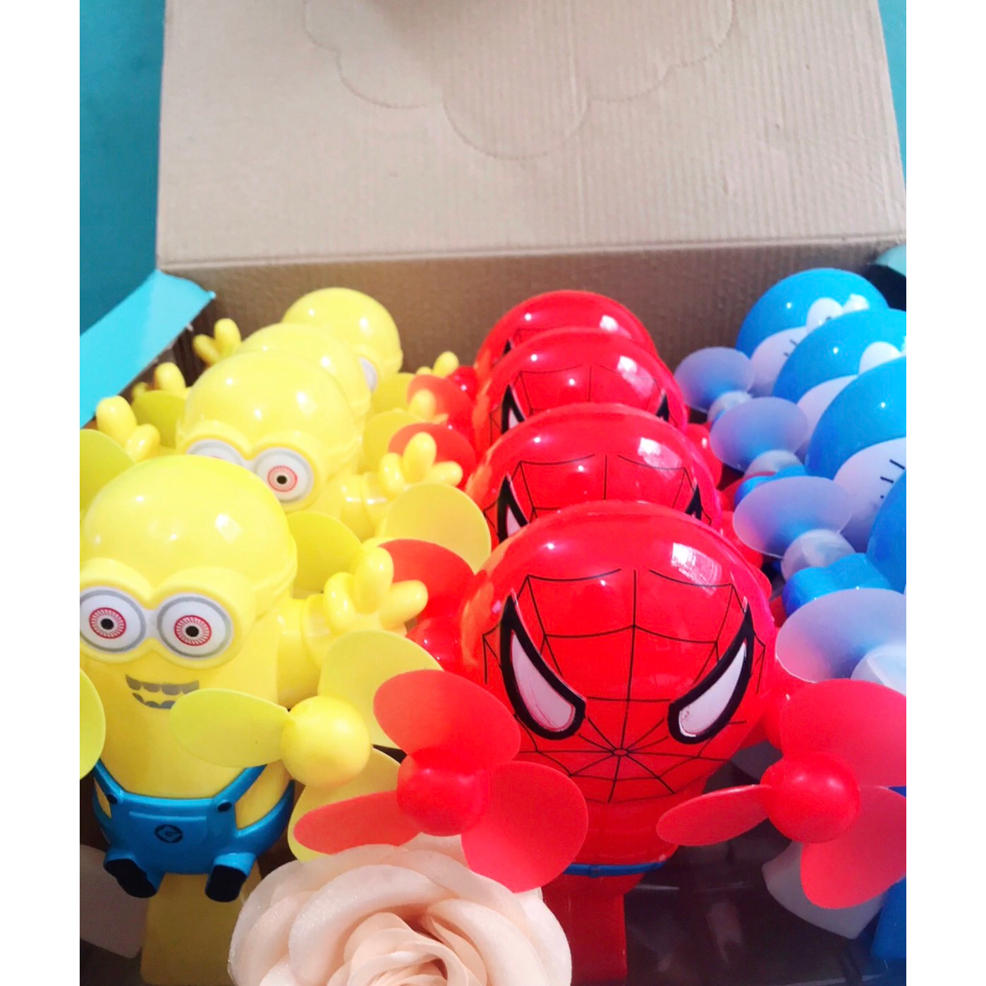 Quạt cầm tay Minions, người nhện Spiderman, doremon siêu dễ thương và đáng yêu, không dùng pin