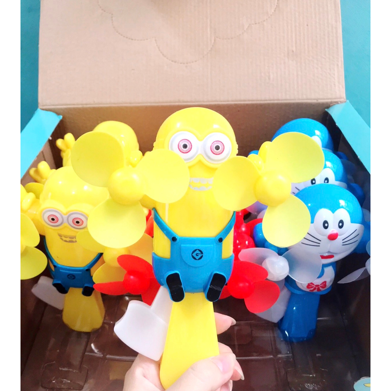 Quạt cầm tay Minions, người nhện Spiderman, doremon siêu dễ thương và đáng yêu, không dùng pin