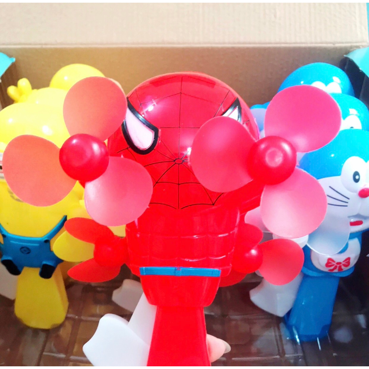 Quạt cầm tay Minions, người nhện Spiderman, doremon siêu dễ thương và đáng yêu, không dùng pin