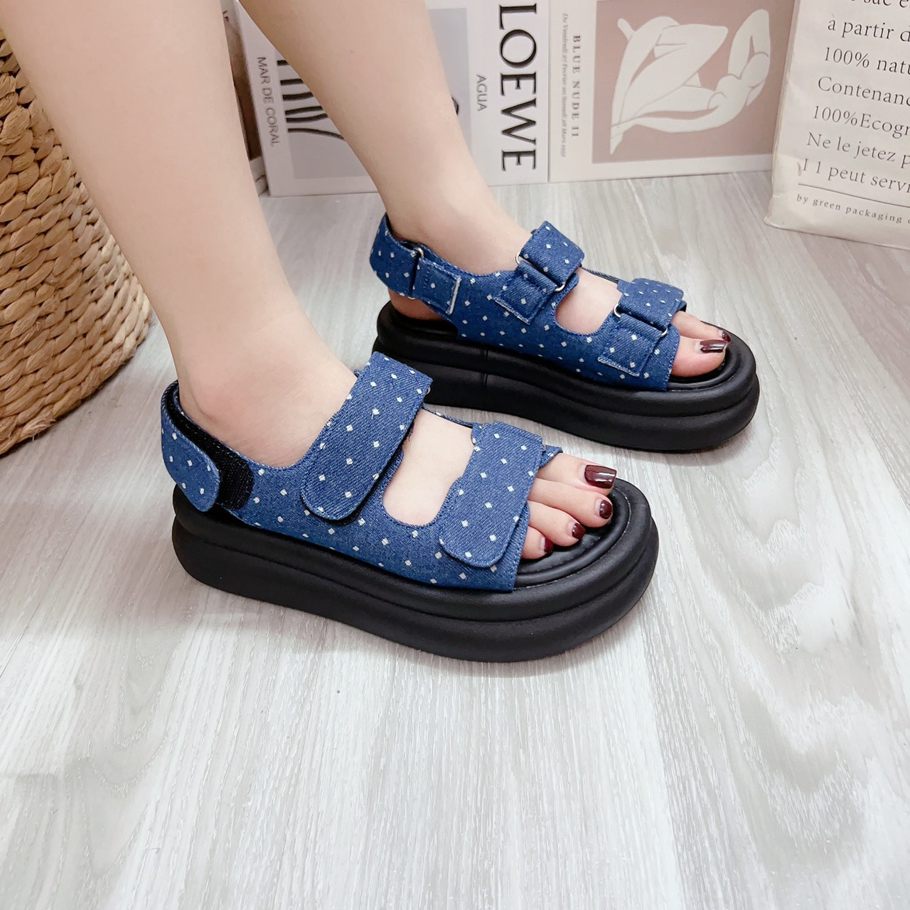 SANDAL QUAI DÁN CHẤM BỊ DENIM