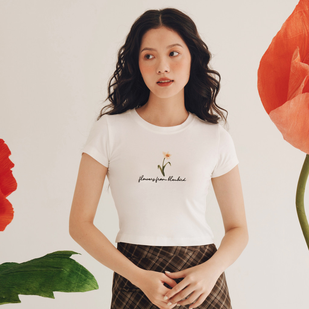 BLEUBIRD Áo baby tee dáng ngắn in thêu hoa Flowers Top