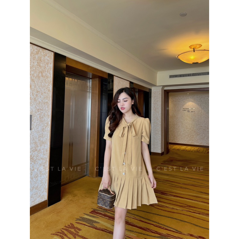 Váy xuông dập ly cổ nơ cúc trai C'est la vie