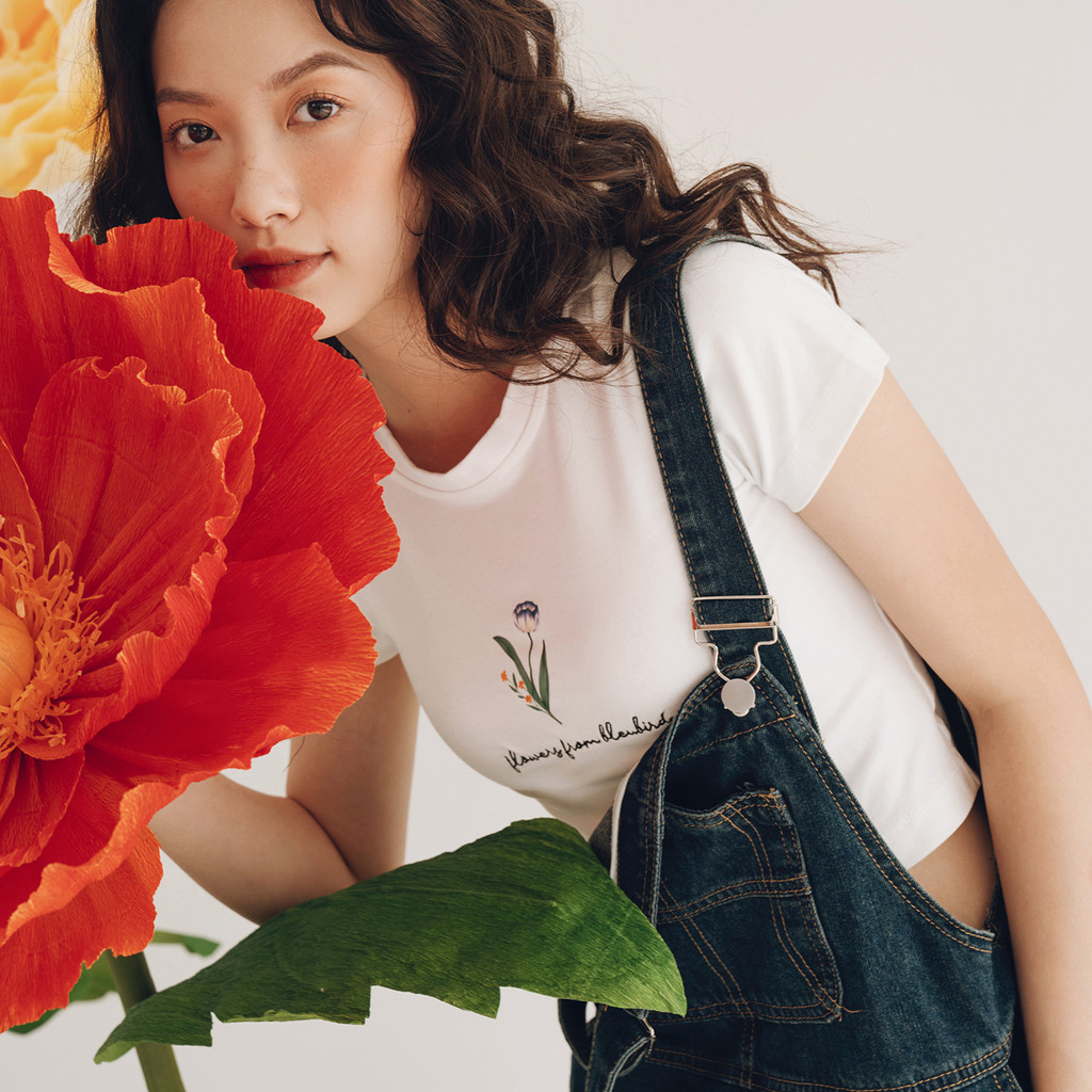 BLEUBIRD Áo baby tee dáng ngắn in thêu hoa Flowers Top