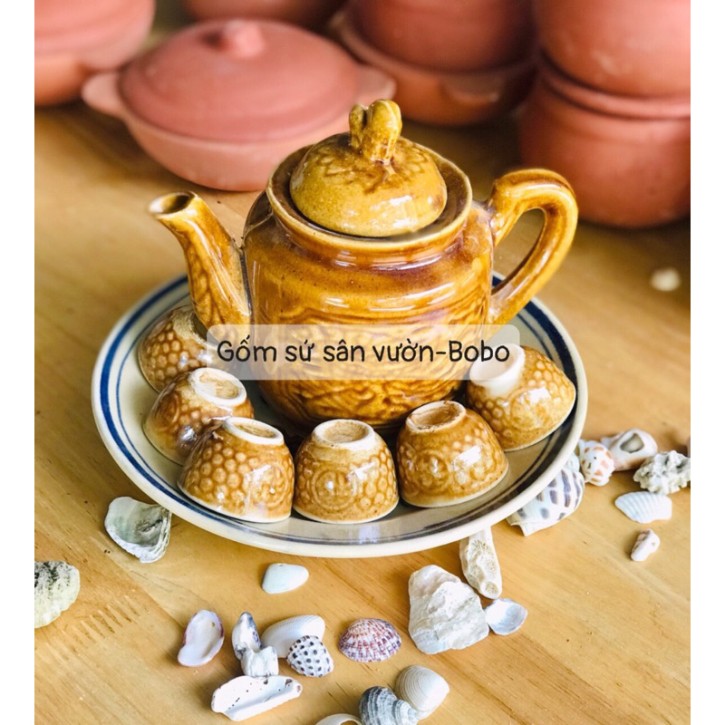 ấm trà nâu tách nhỏ