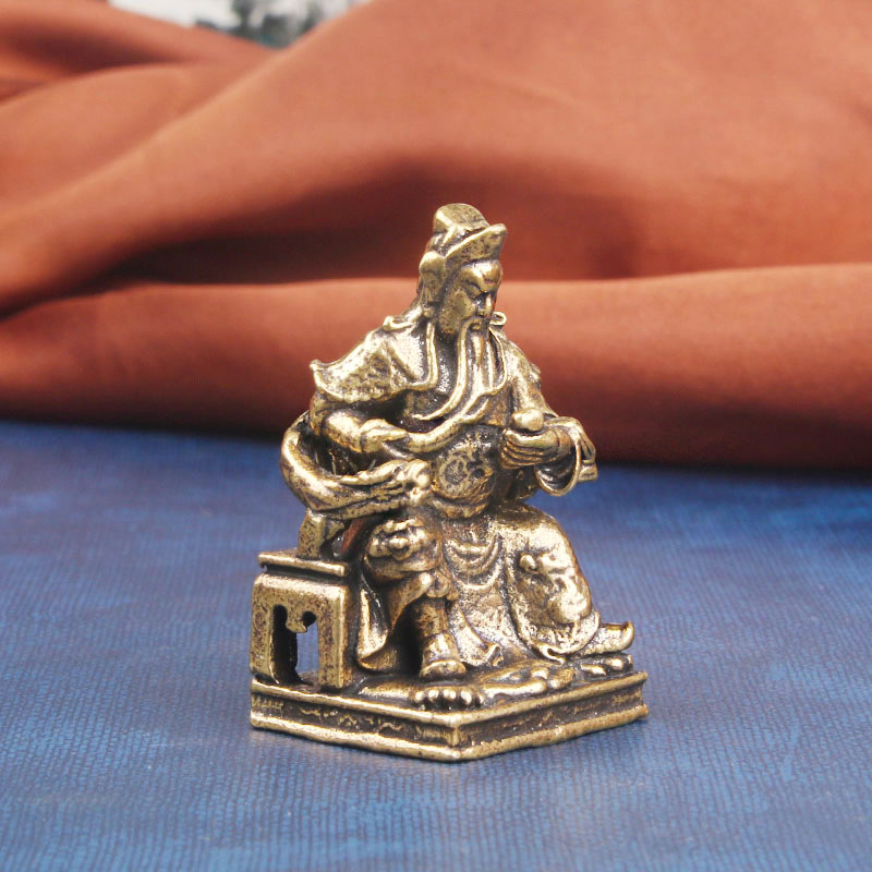 Vật phẩm trưng bày bằng đồng hình ông quan công ngồi đọc sách - Sản phẩm dùng trang trí phòng khách bàn làm việc.