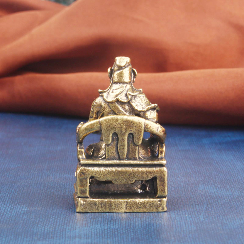 Vật phẩm trưng bày bằng đồng hình ông quan công ngồi đọc sách - Sản phẩm dùng trang trí phòng khách bàn làm việc.