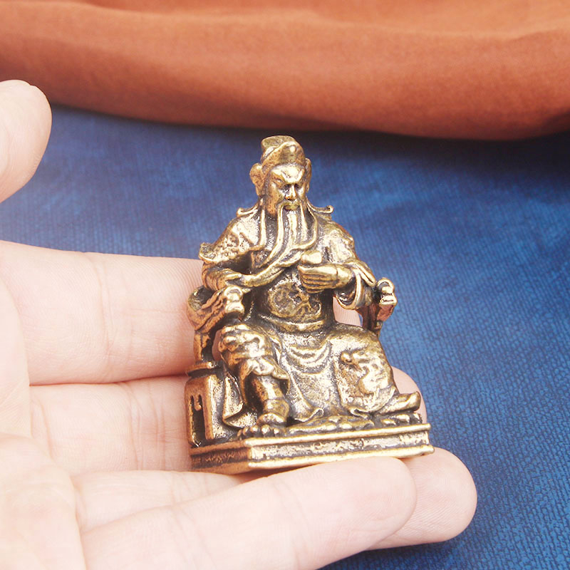 Vật phẩm trưng bày bằng đồng hình ông quan công ngồi đọc sách - Sản phẩm dùng trang trí phòng khách bàn làm việc.