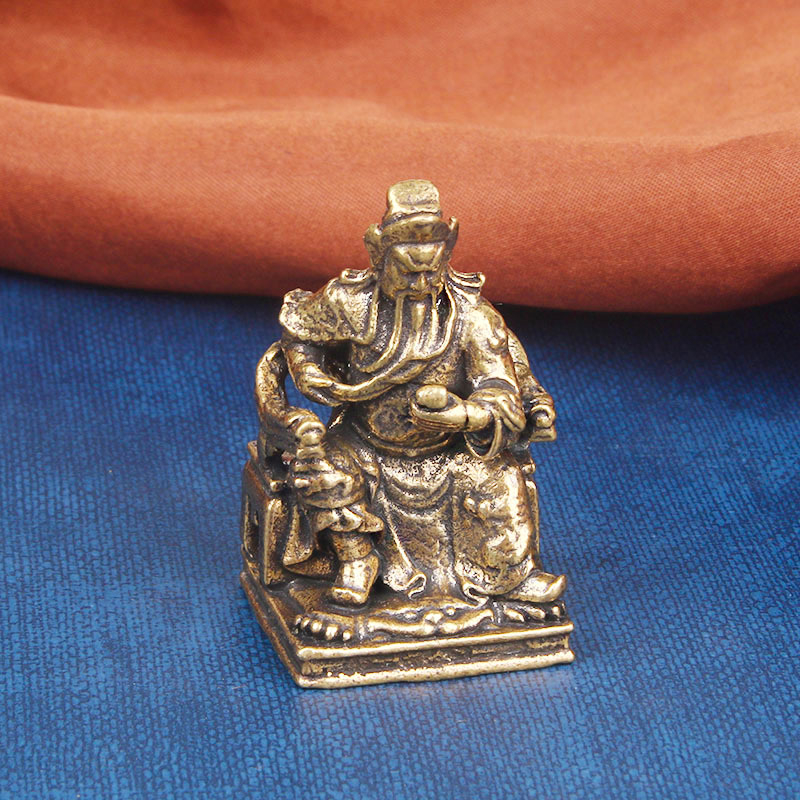 Vật phẩm trưng bày bằng đồng hình ông quan công ngồi đọc sách - Sản phẩm dùng trang trí phòng khách bàn làm việc.