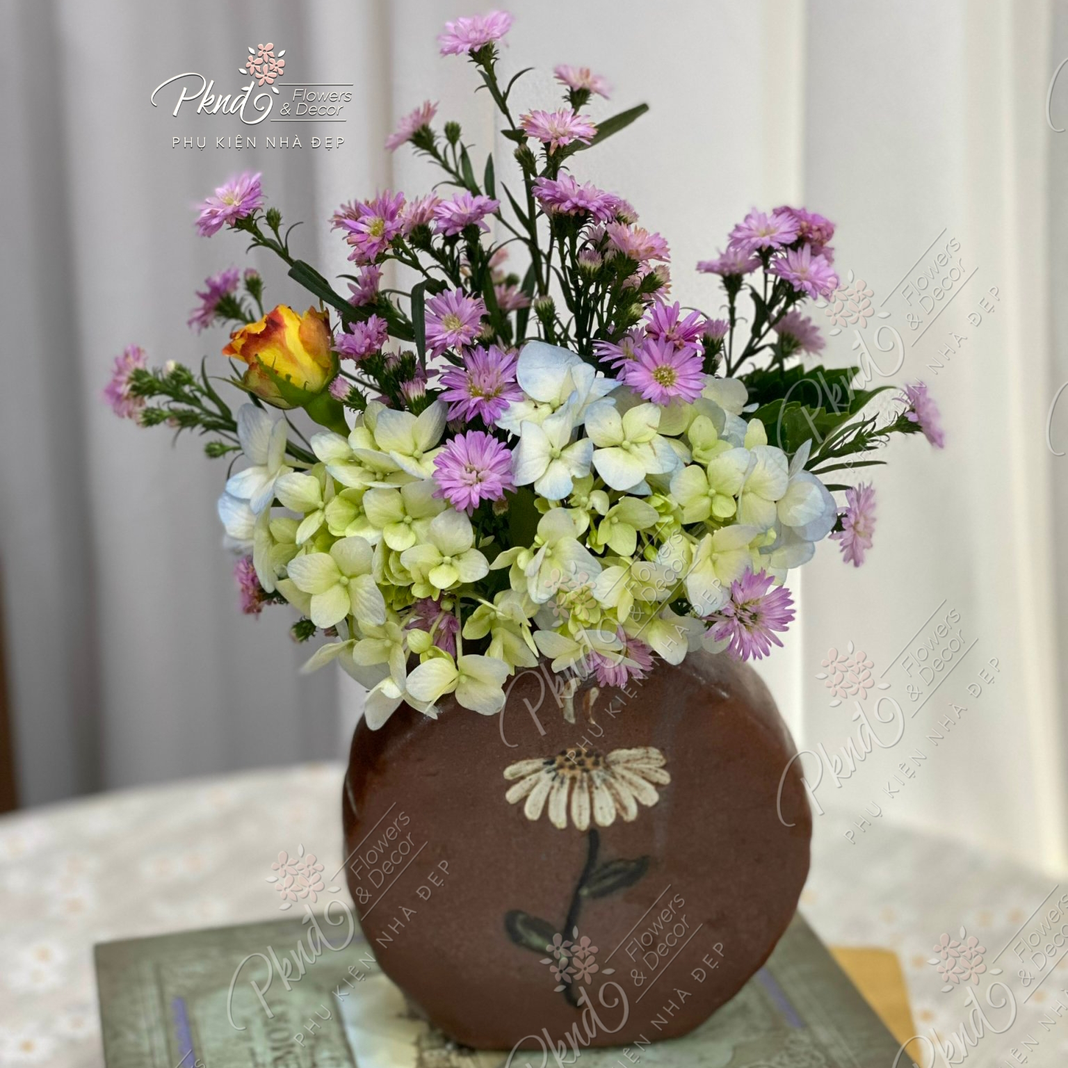 Bình cắm hoa mini để bàn dáng bánh trung thu màu nâu vẽ hoa bay Vintage | PKND FLOWERS & DECOR MG166