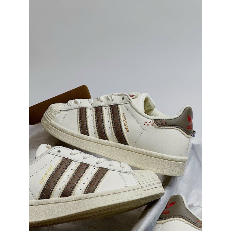 Giày sneaker superstar kem nâu viền đỏ