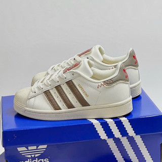 Giày sneaker superstar kem nâu viền đỏ