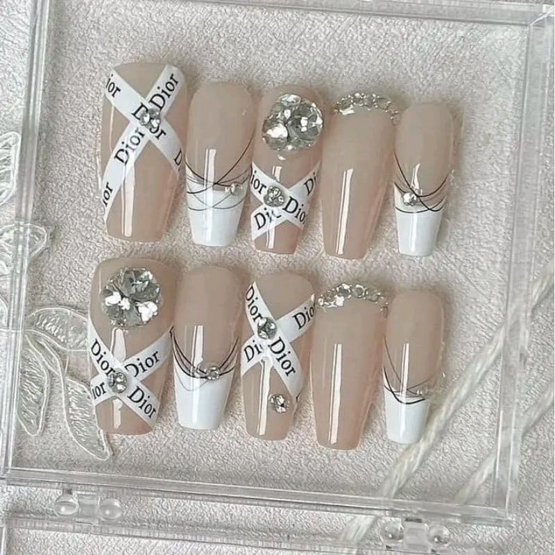 nail box móng thiết kế đính đá  sang trọng