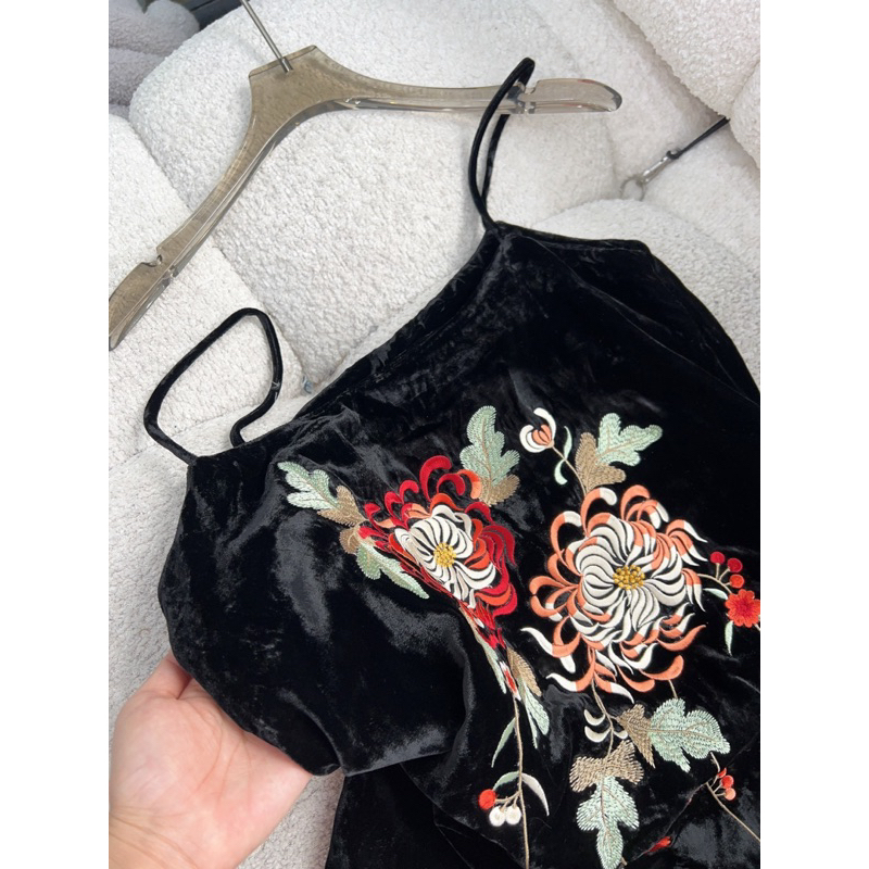 Váy nhung the thêu