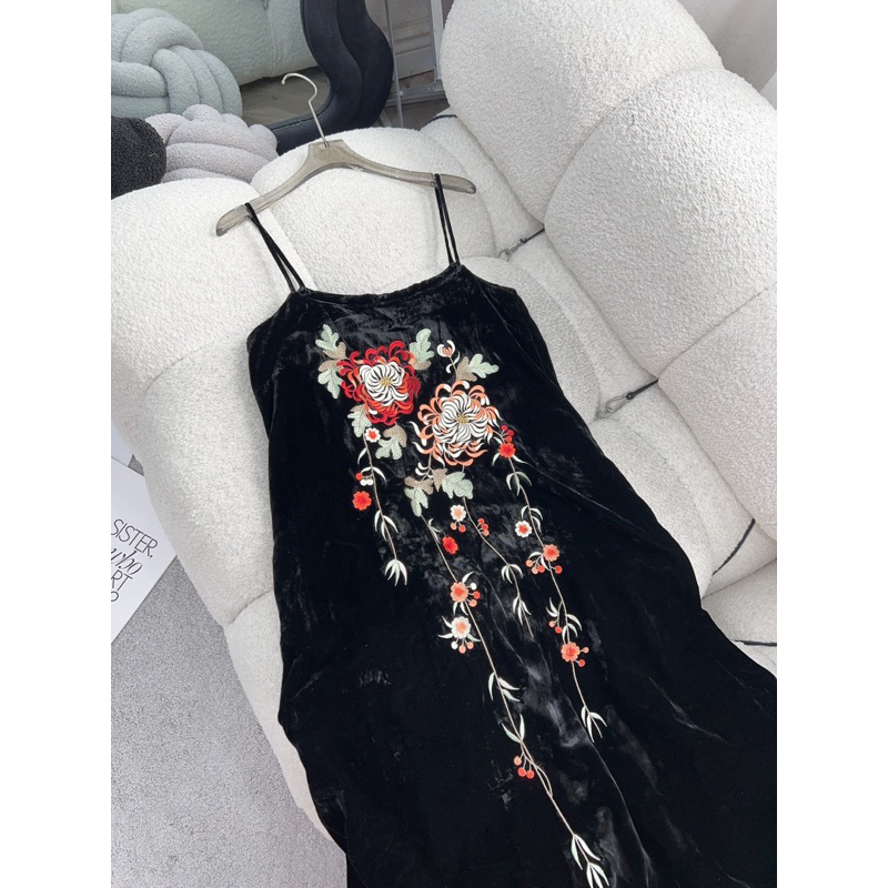 Váy nhung the thêu