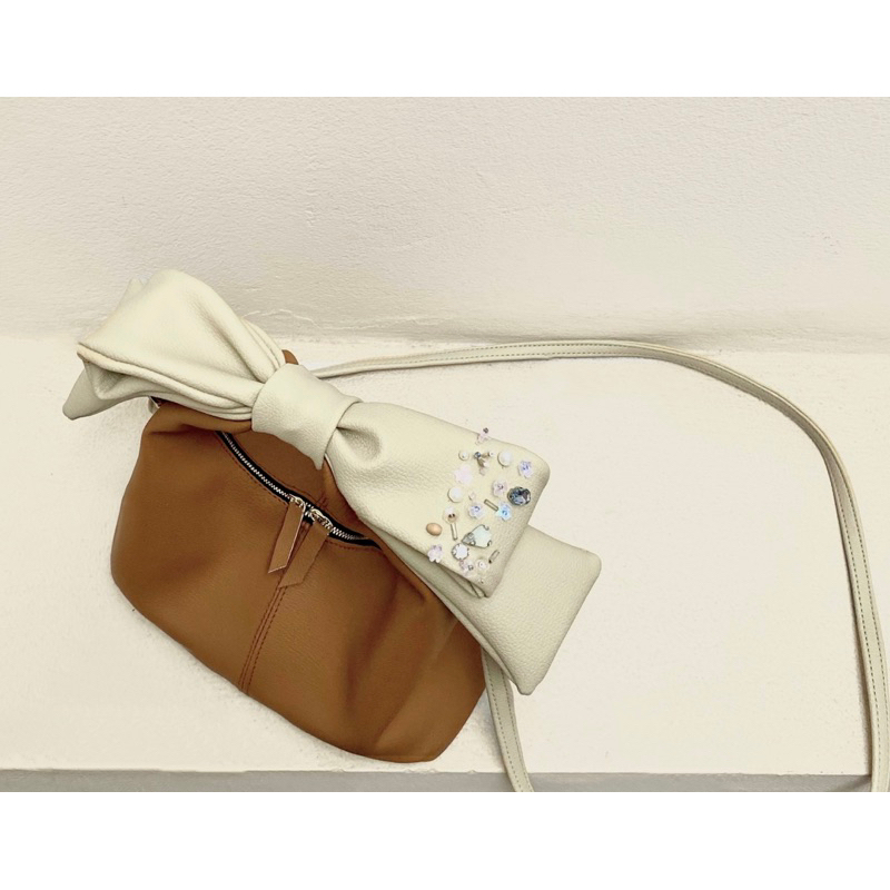 𝐅𝐔𝐋𝐋𝐒𝐄𝐓 Chow bag màu NÂU + nơ KEM + quai đeo chéo