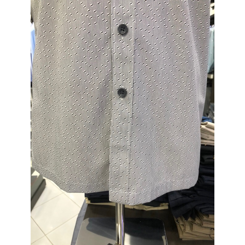 Áo sơ mi owen ngắn tay màu ghi họa tiết body fit vạt ngang vải sợi tre AB230137NT