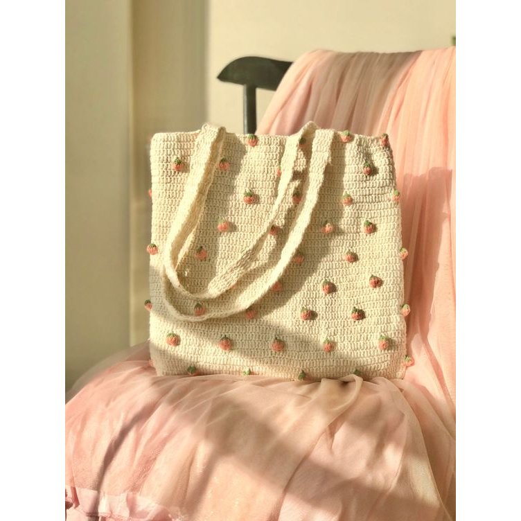 TÚI TOTE HÌNH TRÁI ĐÀO MÀU TRẮNG BẰNG LEN HANDMADE