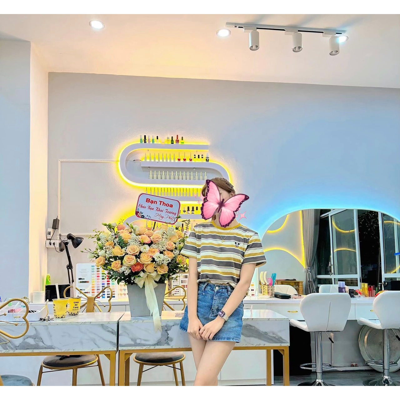 Kệ NAIL U- S màu trắng có Gắn đèn LED sáng lấp lánh - trang trí phòng nail-spa