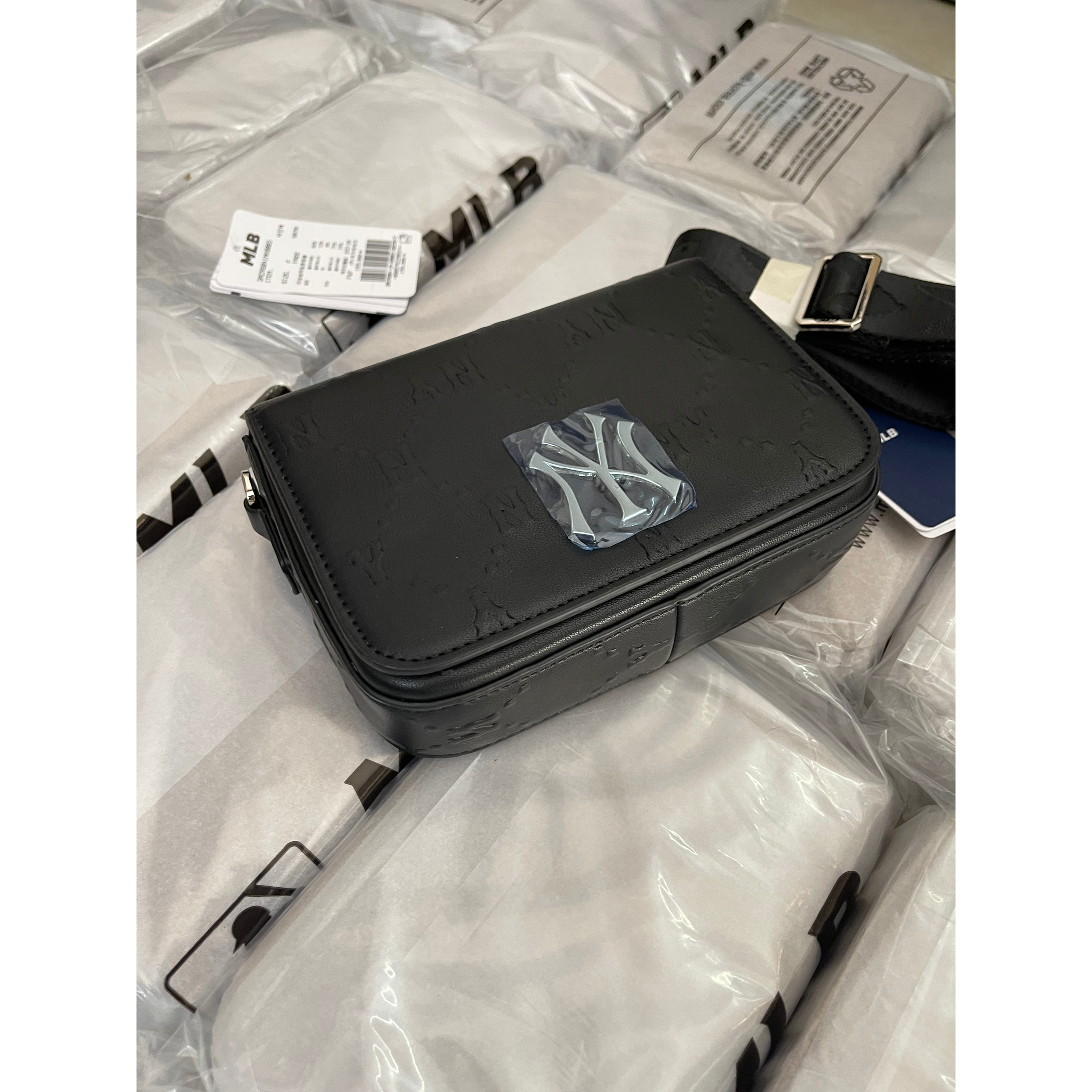 TÚI ĐEO CHÉO MLB Mẫu Mới 2023 Túi đeo chéo TRẦN TRÁM KHÓA VUÔNG Nam Châm Sang Chảnh