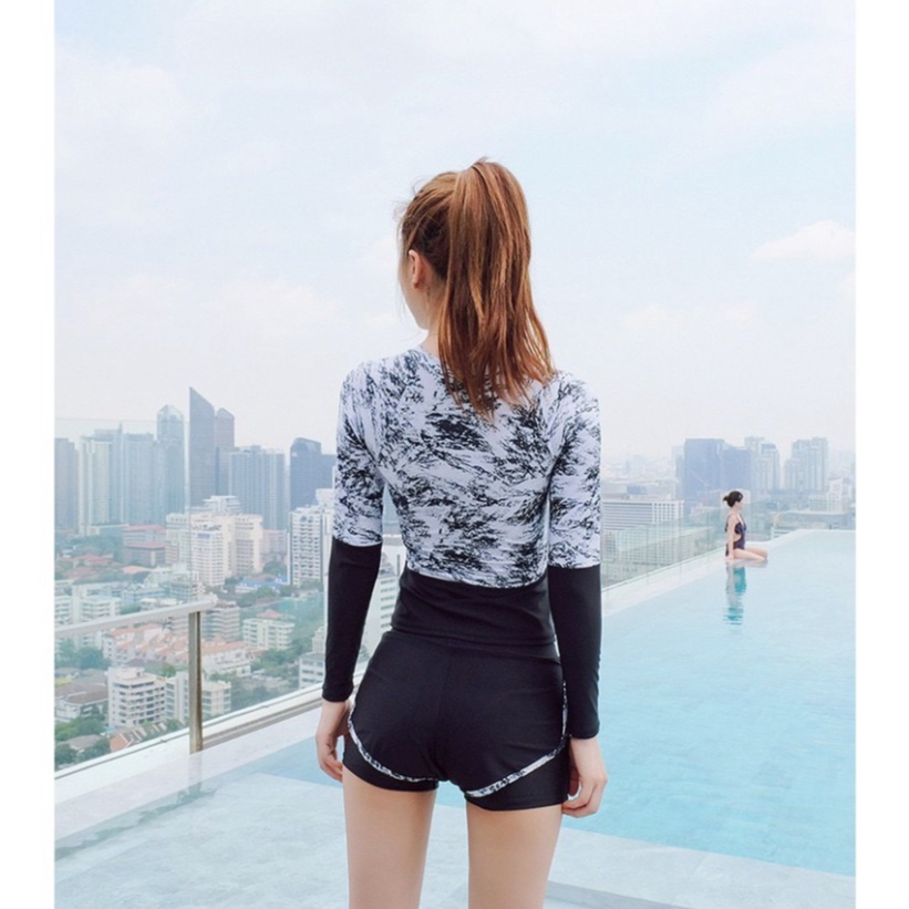 Bộ đồ bơi quần đùi, áo dài tay kín đáo che tia cực tím
