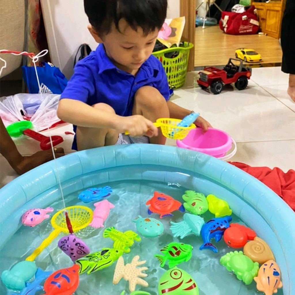 Bộ đồ chơi câu cá cho bé 42 chi tiết có gắn nam châm bao gồm cần câu nhựa, bể phao 2 tầng cho trẻ thỏa thích vui chơi
