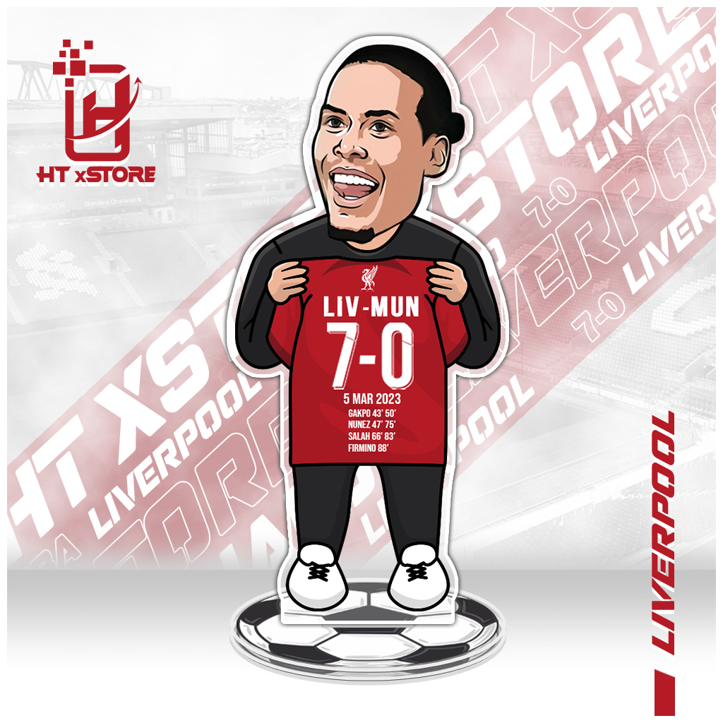 Mô hình standee in hình cầu thủ CLB Liverpool cầm áo bóng đá tỷ số 7-0, mô hình bóng đá để bàn làm quà tặng, trang trí