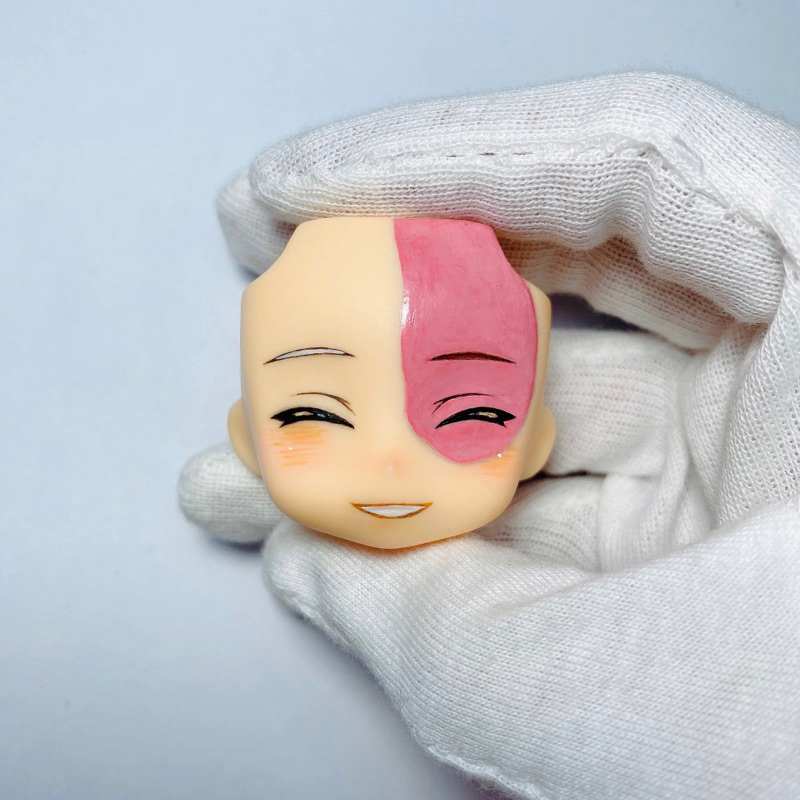 Mặt Shoto cười mỉm