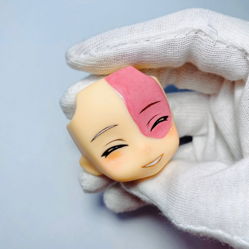 Mặt Shoto cười mỉm