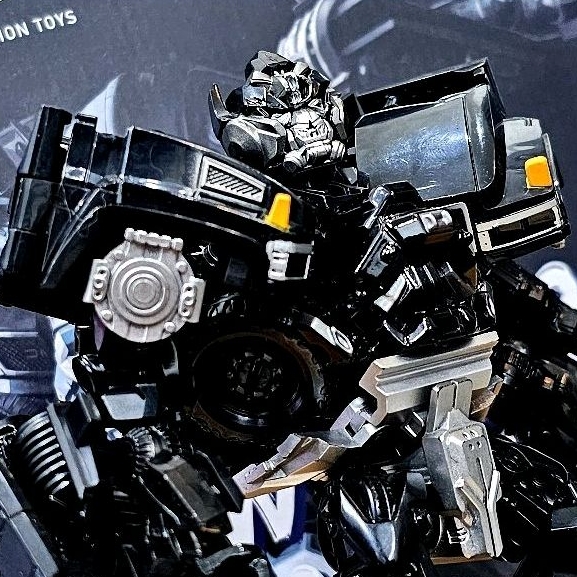 Mô hình IronHide - Baiwei TW-1026 robot biến hình 16cm