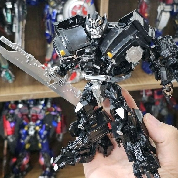 Mô hình IronHide - Baiwei TW-1026 robot biến hình 16cm