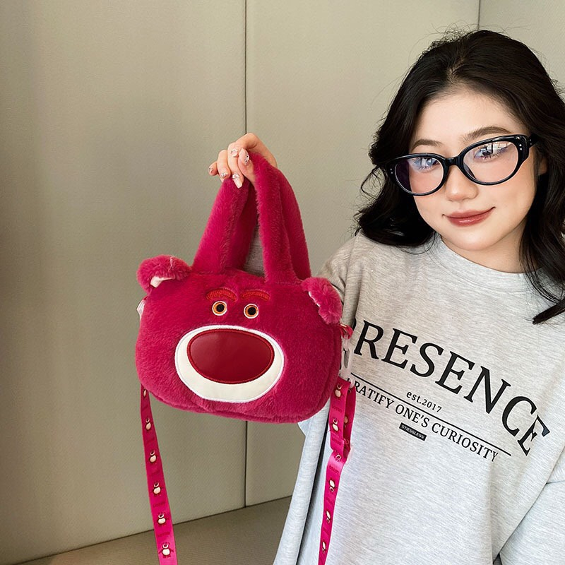 Túi Gấu Dâu Lotso - Túi Xách, Đeo Chéo Gấu Dâu Mini Vuông Cầm Tay 2 Mặt Dễ Thương Giá Rẻ Saka