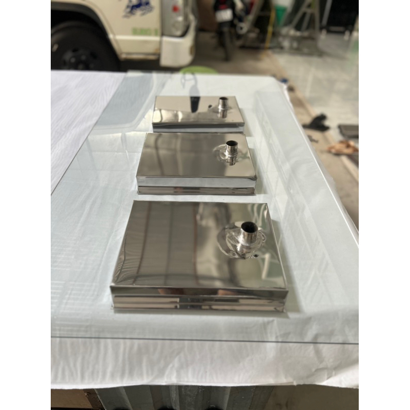 Máng hứng nước mía, dành cho xe thường loại có tay quay. Kích thước 22x29x5 (cm). Vừa cho tất cả các xe thường.