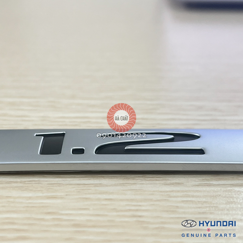 Logo chữ nổi 1.2 cho xe Hyundai i10 - Nhập khẩu chính hãng HYUNDAI MOBIS Hàn Quốc