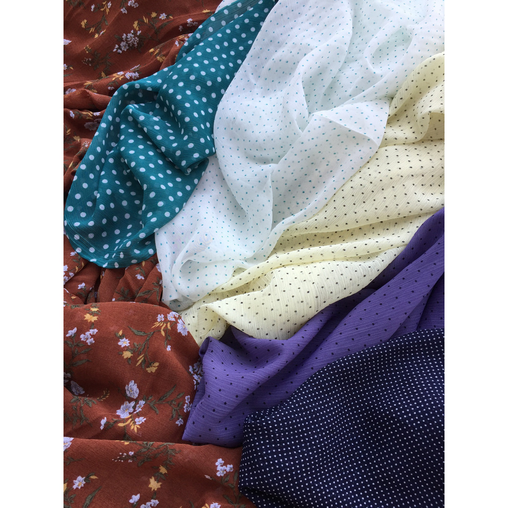 Vải đẹp - Chiffon gân chấm bi siêu xinh. Chất vải mềm mại, co giãn nhẹ, mát và nhẹ bay. Khổ vải ngang 1.5m